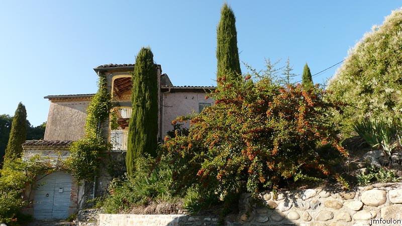 vaumeilh-18web.jpg - A l'Est de cette rue ce trouve une imposante bâtisse de toute beauté