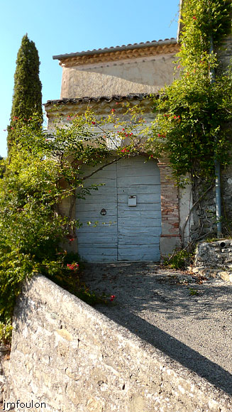 vaumeilh-19web.jpg - La porte cochère permettant d'accèder à la cour de la bâtisse