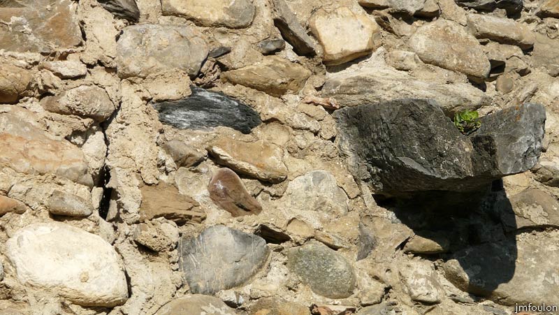 vaumeilh-21web.jpg - Détail d'une vielle goulotte sur le mur de soutènement de la bâtisse