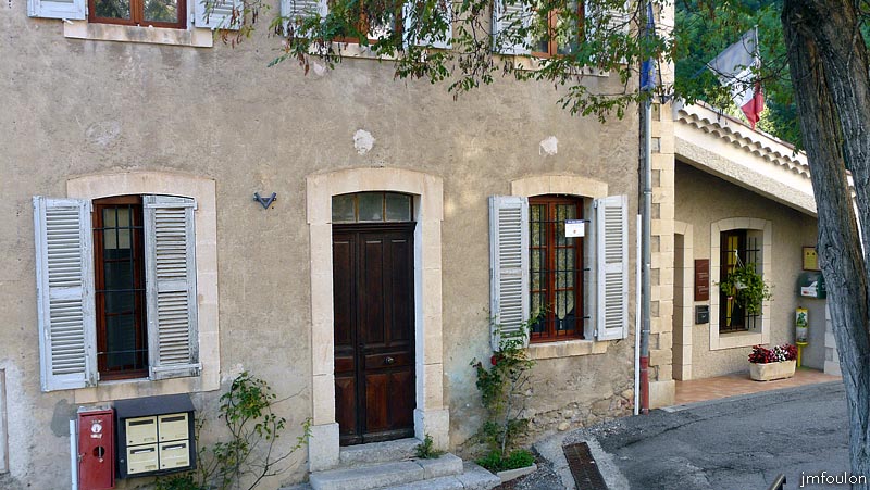 vaumeilh-22web.jpg - Partie de la façade Est de l'école communale vue en début de galerie. A droite, la mairie