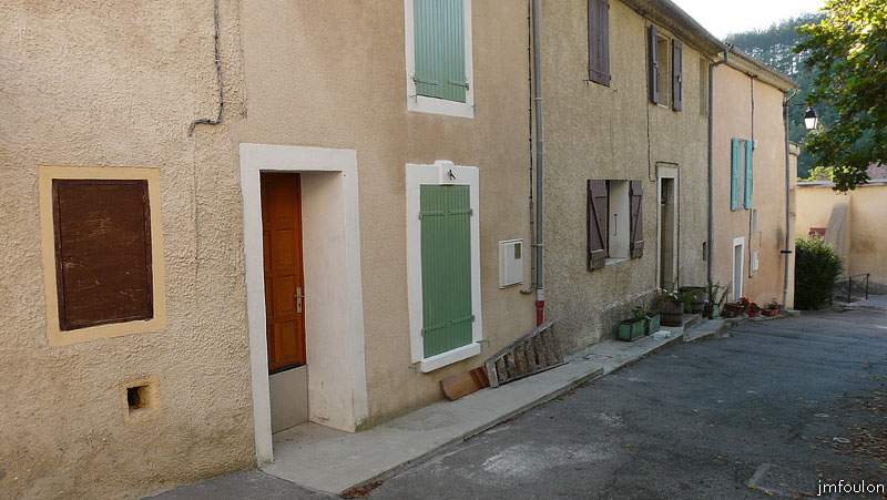 vaumeilh-25web.jpg - Vue vers l'Ouest sur la rue en haut du passage vue précédemment qui se trouve au fond à gauche