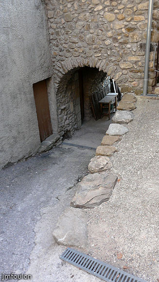 vaumeilh-26web.jpg - Au bout de cette rue à l'Est se trouve un passage couvert qui rejoint la ruelle vue en début de galerie. Ce passage voûté pourrait être une ancienne porte dans le rempart qui ceindait Vaumeilh à l'époque féodale
