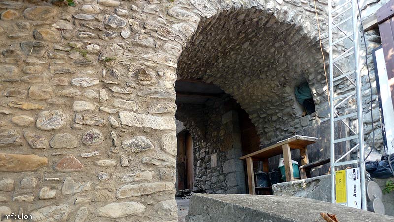 vaumeilh-27web.jpg - Vue sur le passage voûté  côté Sud