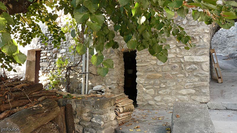 vaumeilh-28web.jpg - A gauche la ruelle