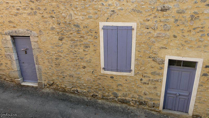 vaumeilh-29web.jpg - Façade et ouvertures sur la rue en contrebas de la ruelle
