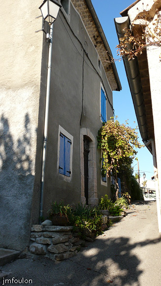 vaumeilh-30web.jpg - Repassons  le passage voûté pour continuer notre visite vers l'Est du village