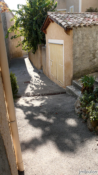 vaumeilh-31web.jpg - Vue vers l'Ouest par rapport à la vue précédente. A droite se trouve un passage en escalier menant vers le haut du village