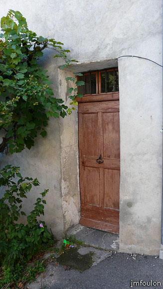 vaumeilh-34web.jpg - Porte dans la rue