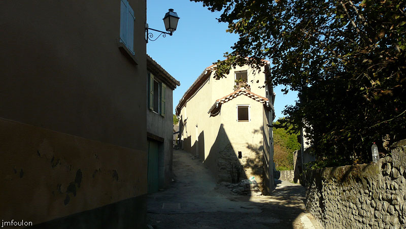 vaumeilh-37web.jpg - Nous sommes ici une rue plus bas que la précédente. Elle se divise en deux.  A droite au loin se trouvent d'anciens jardins en bordure du torrent de Rabanelles