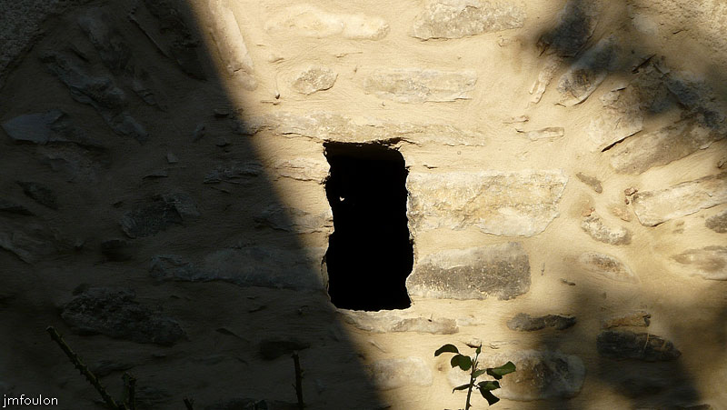 vaumeilh-39web.jpg - Détail du pignon (Ouest) de la maison qui sépare les deux rues