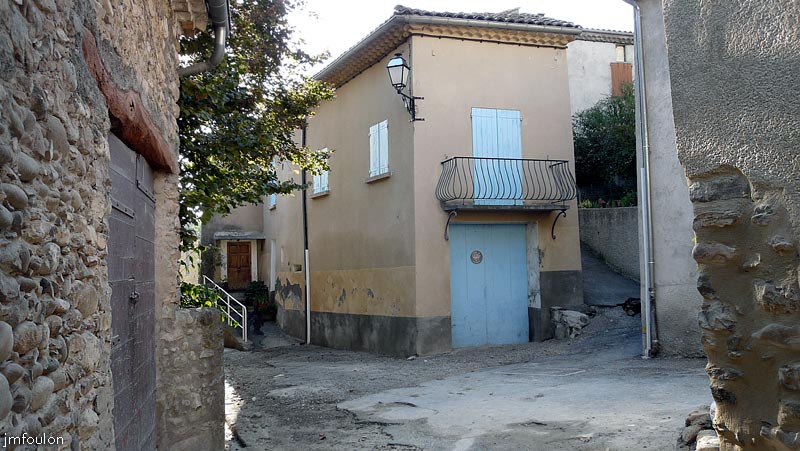vaumeilh-40web.jpg - Vue de l'autre côté (Est) depuis l'entrée de la rue la plus basse. Celle qui longe le torrent de Rabanelles