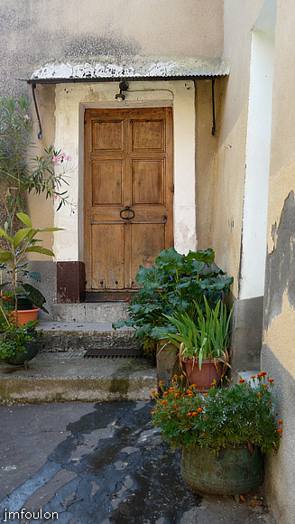 vaumeilh-41web.jpg - Entrée fleurie (on voit cette porte dans le vue précédente)
