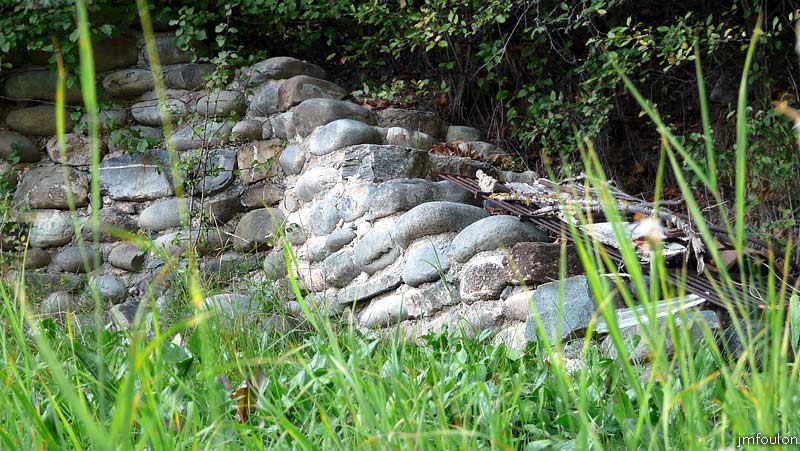 vaumeilh-47web.jpg - En face, zoom sur un petit escalier de galets bâti à l'extrémité d'une restanque séparant deux terrasses