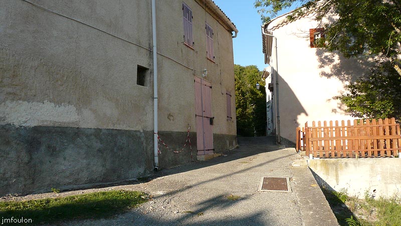 vaumeilh-48web.jpg - La rue du dessus. A droite derrirèe les barrières de bois se trouve le petit passage vu précédemment