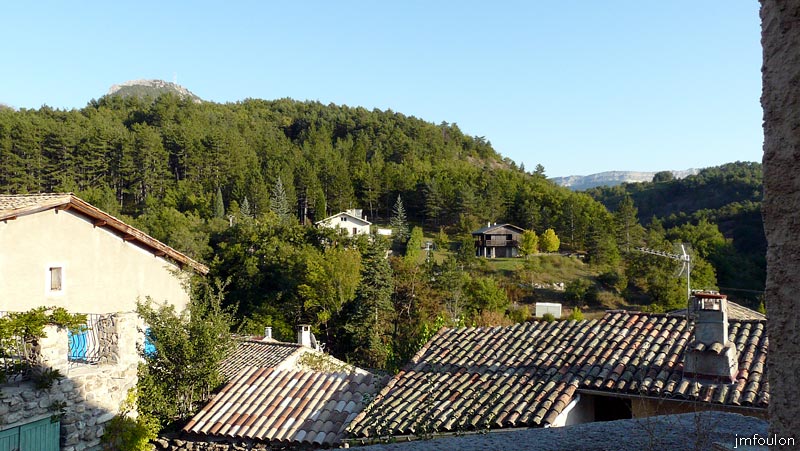 vaumeilh-60web.jpg - Vue vers le Sud/Est depuis le haut de cet escalier. Au loin à gauche on voit poindre le sommet de Hongrie (1189 m) et à droite les crêtes de la montagne de Gache ( 1357 m)