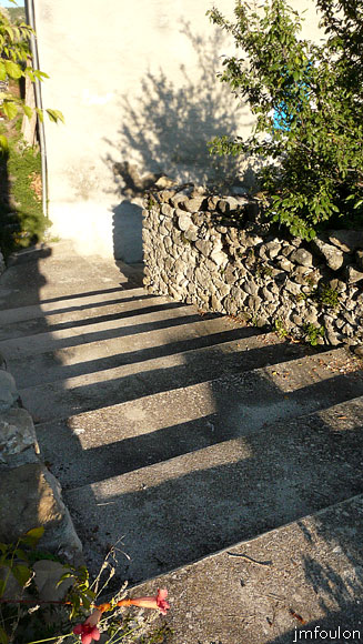 vaumeilh-62web.jpg - Ce petit escalier rejoint l'escalier que l'on voit dans la photo N° 32