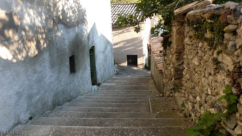 vaumeilh-63web.jpg - Cet escalier vu d'en haut