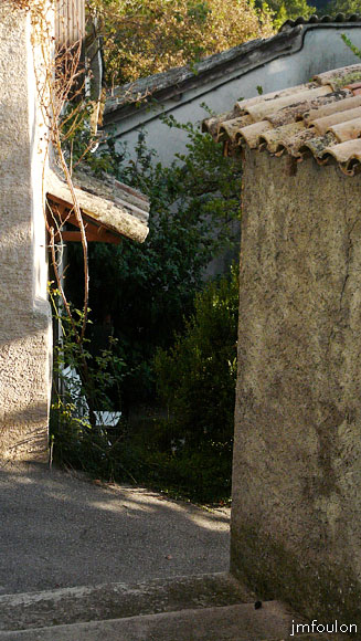 vaumeilh-66web.jpg - Le bas de l'escalier