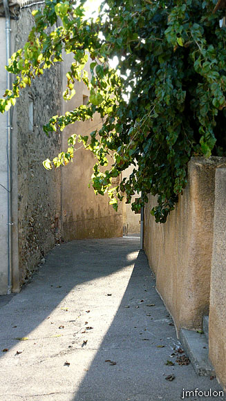 vaumeilh-67web.jpg - Vue sur la droite, vers l'Ouest en bas de l'escalier