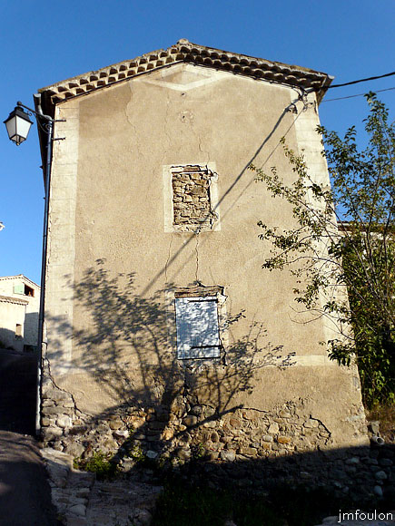 vaumeilh-68web.jpg - Remontons cet escalier pour redescendre dans le village par le Nord. Ici le pignon Nord de la maison au pigeonnier vue précédemment