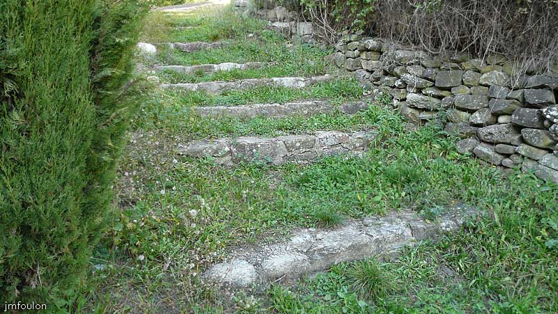 vaumeilh-70web.jpg - Depuis le pignon, une calade d'origine aujourd'hui envahie par l'herbe permet de resdescendre au pied du village