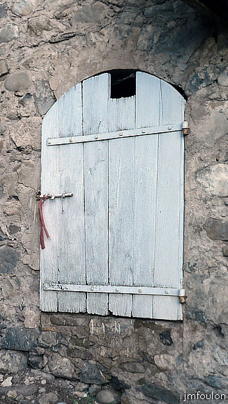 vaumeilh-72web.jpg - Ouverture sur une grange en face de la mairie