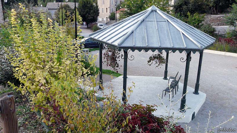 vaumeilh-75web.jpg - Ici se trouve aménagé un espace avec de jeux pour enfants et un charmant petit kiosque à musique