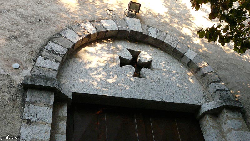 vaumeilh-78web.jpg - Eglise Saint-Marcellin d'Embrun - détail du fronton de l'entrée