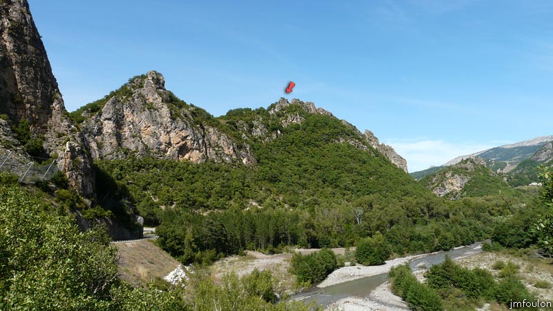 la-batie-01web.jpg - La Tour vue depuis la route de La Motte. Elle se fond totalement avec la roche sur laquelle elle a été bâtie il y a 800 ans, d'ou la flèche pour la situer. Ici sa façade Sud