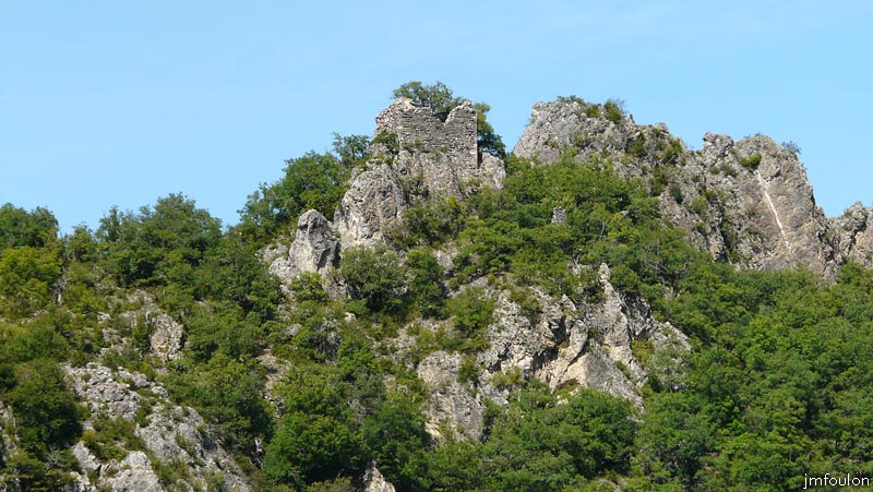 la-batie-03web.jpg - Zoomons encore. Elle est totalement fondue avec la roche qu'elle épouse