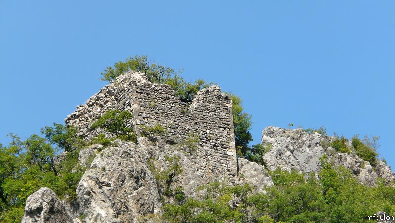 la-batie-04web.jpg - Zoomons encore. Cette tour faisait à l'origne une douzaine de mètre de haut et comportait trois niveaux. Deux sont encore visibles aujourd'hui