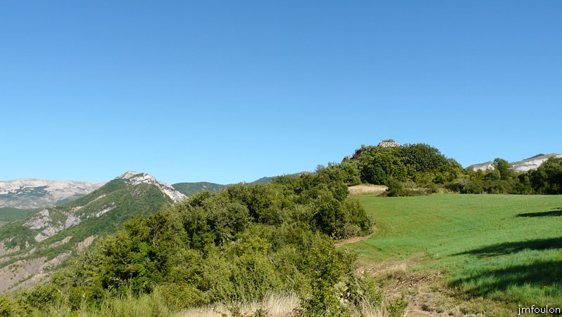 la-batie-05web.jpg - Nous voici maintenant au Nord de la Tour que l'on aperçois sur sa butte. A gauche, sur un piton rocheux sur l'autre rive du Sasse en contrebas, se trouvait le castrum de Châteaufort (XIe siècle)