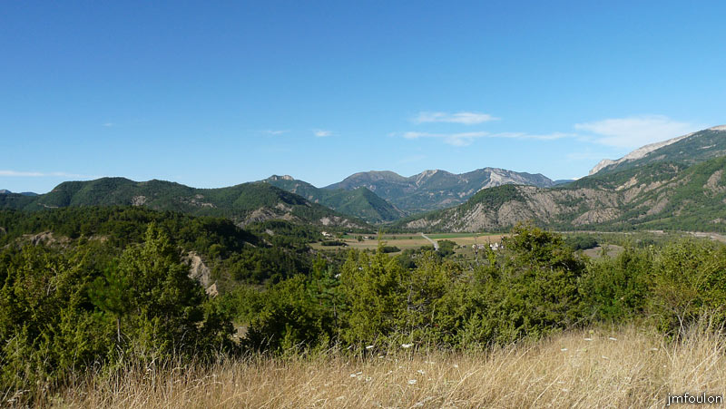 la-batie-09web.jpg - Vue sur la vallée du Sasse vers l'Est en montant vers la Tour. On aperçois le village de Nibles à droite de la route