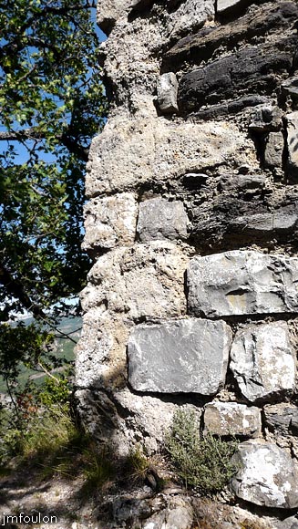 la-batie-12web.jpg - Angle Nord/Ouest de la Tour. Les chaînages d'angle sont en tuf local