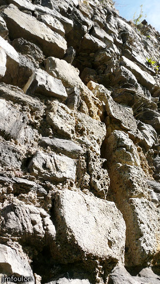 la-batie-13web.jpg - Meurtrière sur la façade Ouest également en tuf