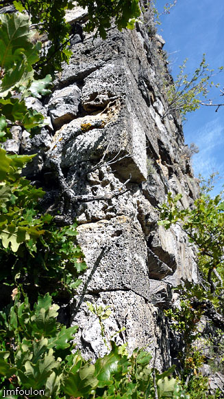 la-batie-14web.jpg - Chaînage d'angle Sud/Ouest qui donne au bord de l'apic de 90 m plongeant vers la vallée du Sasse en contrebas