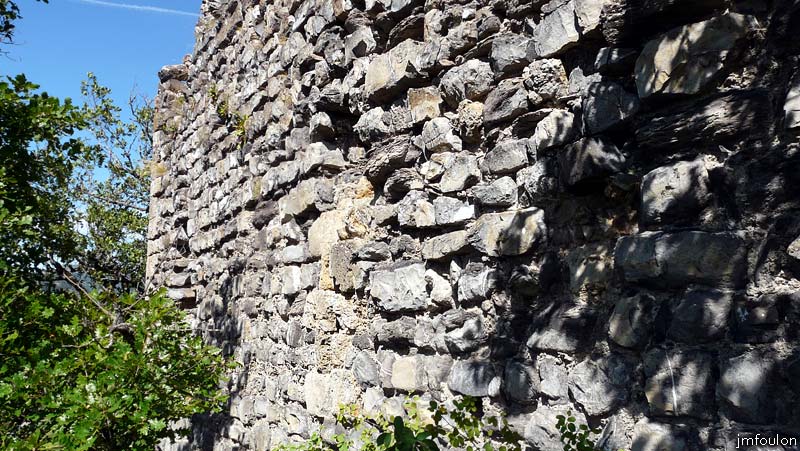 la-batie-15web.jpg - La façade Ouest de la Tour dans son ensemble depuis l'angle Sud/Ouest vu précédemment