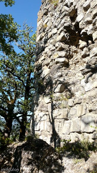 la-batie-16web.jpg - L'angle Nord/Ouest sur sa roche de calcaire