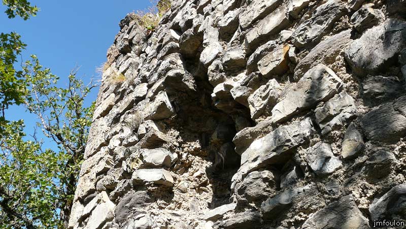 la-batie-17web.jpg - Juste à droite de cet angle se trouve une ouverture qui fut une meurtrière. Aujourd'hui agrandie, c'est le seul accès pour accèder à l'intérieur de la Tour par l'Ouest