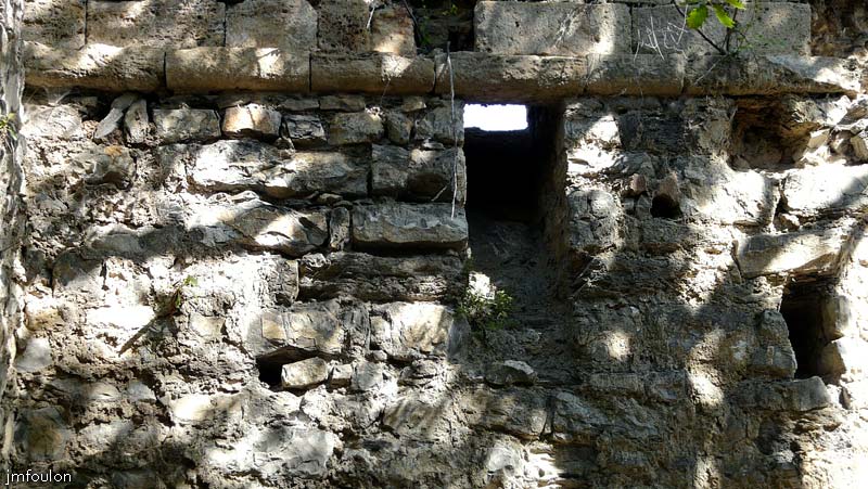 la-batie-20web.jpg - Intérieur du mur Est côté Nord depuis l'entrée. On aperçois les pierres d'assise en quart de rond qui porte la voûte en berceau qui couvrait le second étage