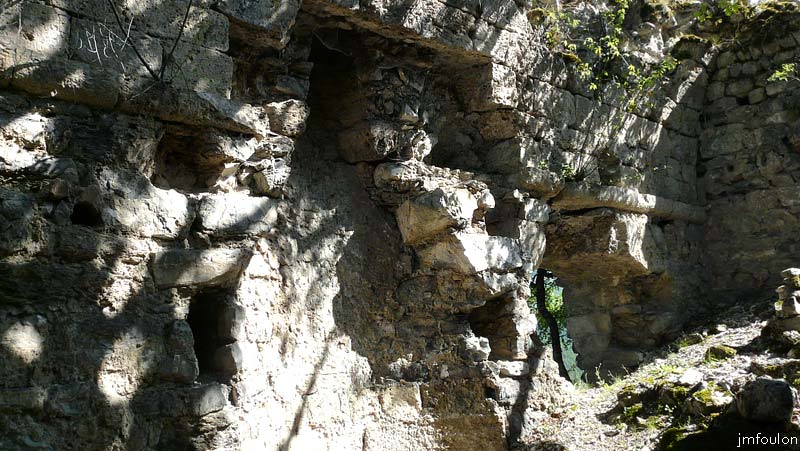 la-batie-21web.jpg - Intérieur du mur Est côté Sud depuis l'entrée. On y trouve une cheminée et à sa droite une ouverture