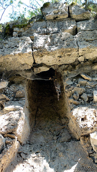 la-batie-23web.jpg - Le haut de la cheminée et le départ du conduit de fumée