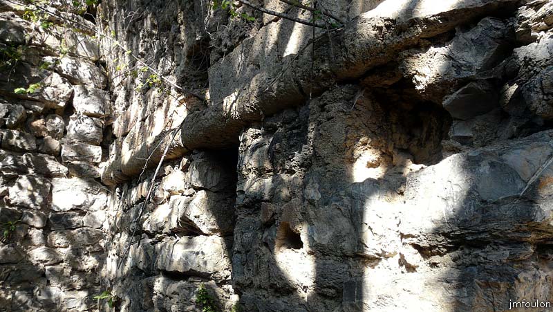 la-batie-25web.jpg - Angle Nord/Est du mur Est. On voit bien le cordon de pierre en quart de rond et au-dessus le départ de la voûte