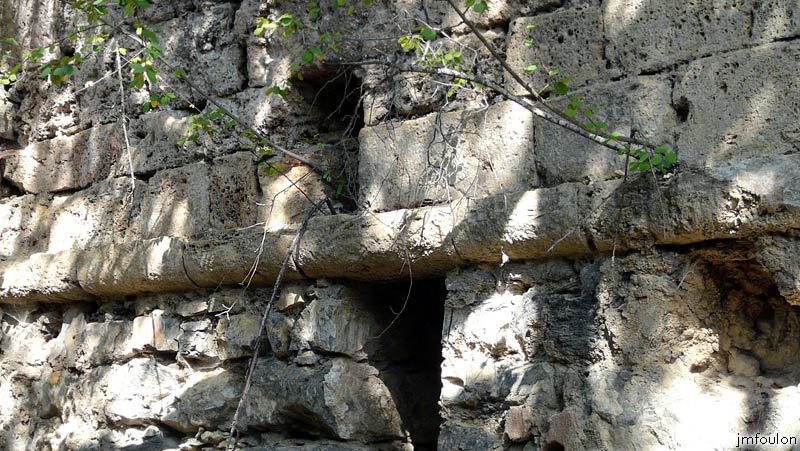 la-batie-26web.jpg - Au dessus du cordon de pierre en quard de rond, on voit encore de chaque côté les trous ménagés pour recevoir les poutres qui supportaient le plancher aujourd'hui disparu du second étage