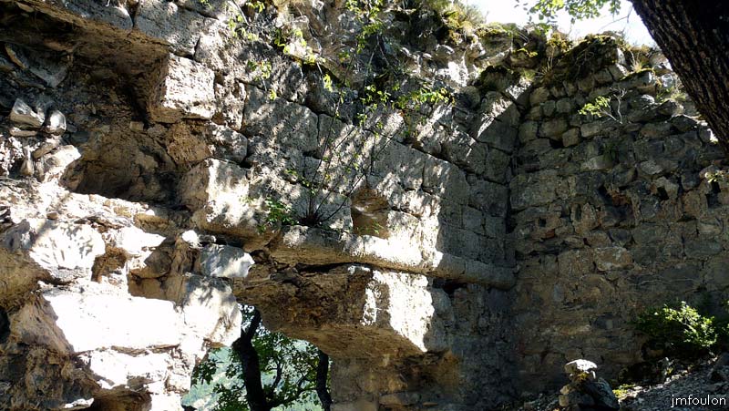 la-batie-28web.jpg - Angle Sud/Est de la façade Est. Ici le haut de la porte percée à trois mètre du sol. L'arc surbaissé de l'embrasure est soutenu par deux piédroits qui gardent les traces d'un système de fermeture à barre coulissante