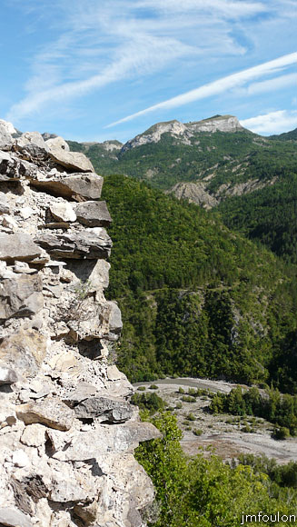 la-batie-31web.jpg - Vue vers le Sud/Est depuis le même endroit. En bas, le lit du Sasse. Au loin Gourras (1223 m) et le Pas de l'Echelle. Derrière se trouve le village de Saint Geniez
