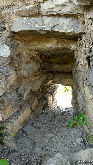 la-batie-32web.jpg - Intérieur d'une des meurtrières à large ébrasement interne et jour étroit, conçues pour le tir plongeant du mur Ouest. Celle-ci est aujourd'hui comblée à mi-hauteur par les gravas laissés par l'éffondrement des étages supérieurs