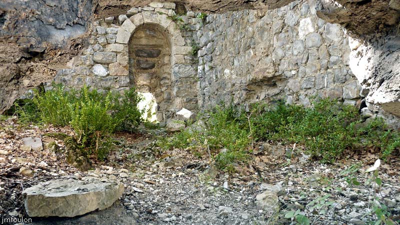 la-batie-35web.jpg - Vue sur l'angle Nord/Ouest depuis une seconde ouverture au Nord du mur Est