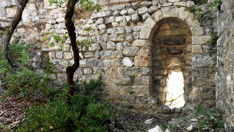 la-batie-36web.jpg - La meurtirère agrandie qui permet aujourd'hui de pénètrer dans la tour par l'Ouest