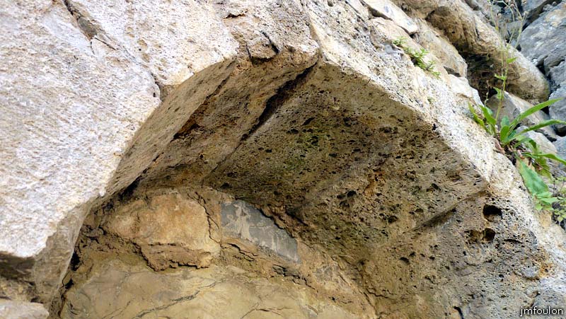 la-batie-37web.jpg - Détail du l'arc au dessus de la meurtrière vue précédemment